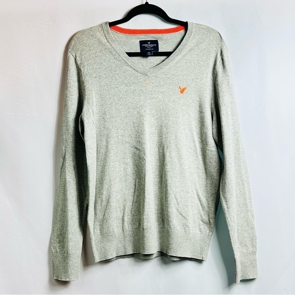 NWT American Eagle Outfitters Classic Fit Light Gray Long Sleeve V-Neck Sweater - Picture 1 of 6